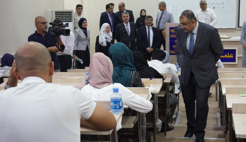 وزير-التعليم-العالي-يتفقد-سير-الامتحانات-التقويمية-في-كلة-الطب-بجامعة-البصرة-850x491 9d989